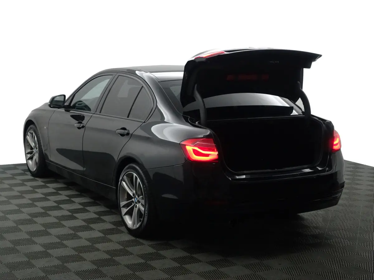 318i High Executive Aut- Xenon Led, Sport Interieur, Standkachel, Sfeerverlichting, Park Assist