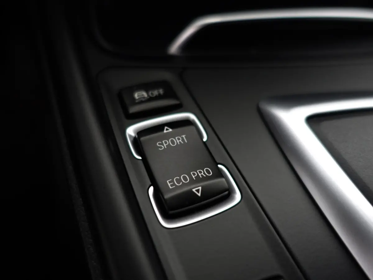 318i High Executive Aut- Xenon Led, Sport Interieur, Standkachel, Sfeerverlichting, Park Assist