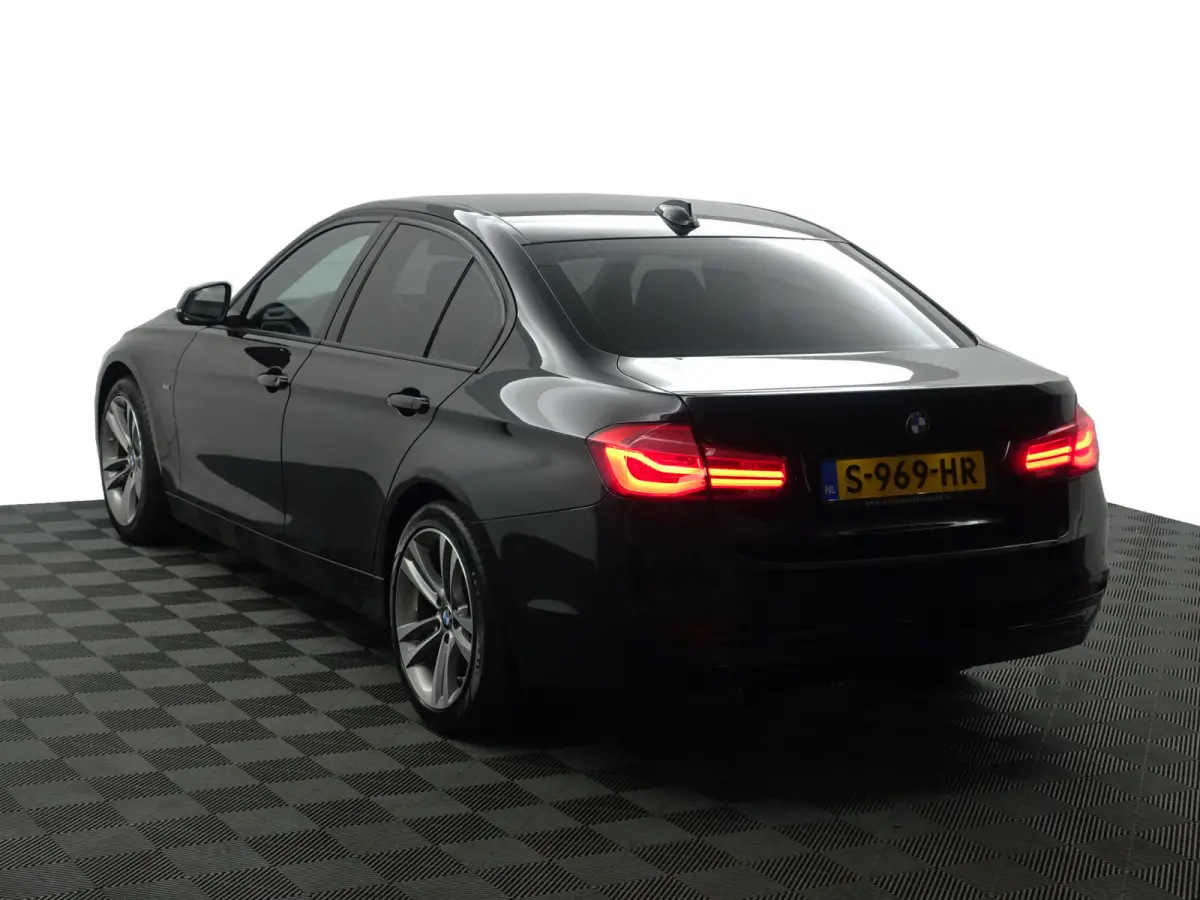 318i High Executive Aut- Xenon Led, Sport Interieur, Standkachel, Sfeerverlichting, Park Assist