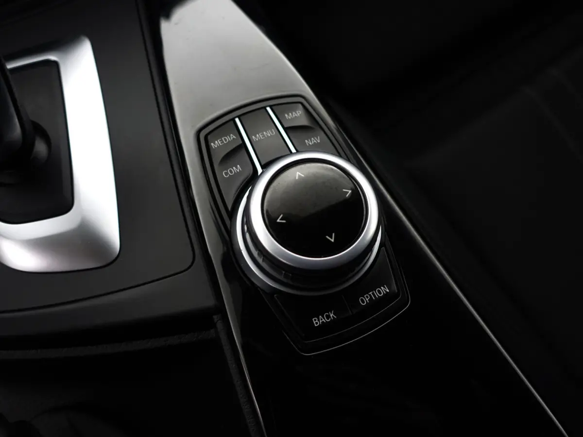 318i High Executive Aut- Xenon Led, Sport Interieur, Standkachel, Sfeerverlichting, Park Assist