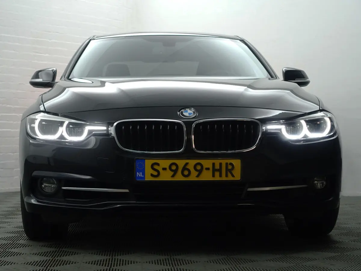 318i High Executive Aut- Xenon Led, Sport Interieur, Standkachel, Sfeerverlichting, Park Assist