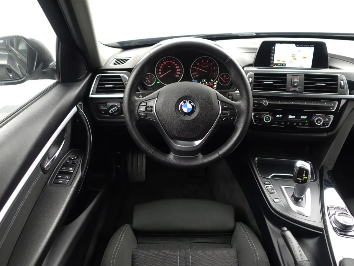 318i High Executive Aut- Xenon Led, Sport Interieur, Standkachel, Sfeerverlichting, Park Assist