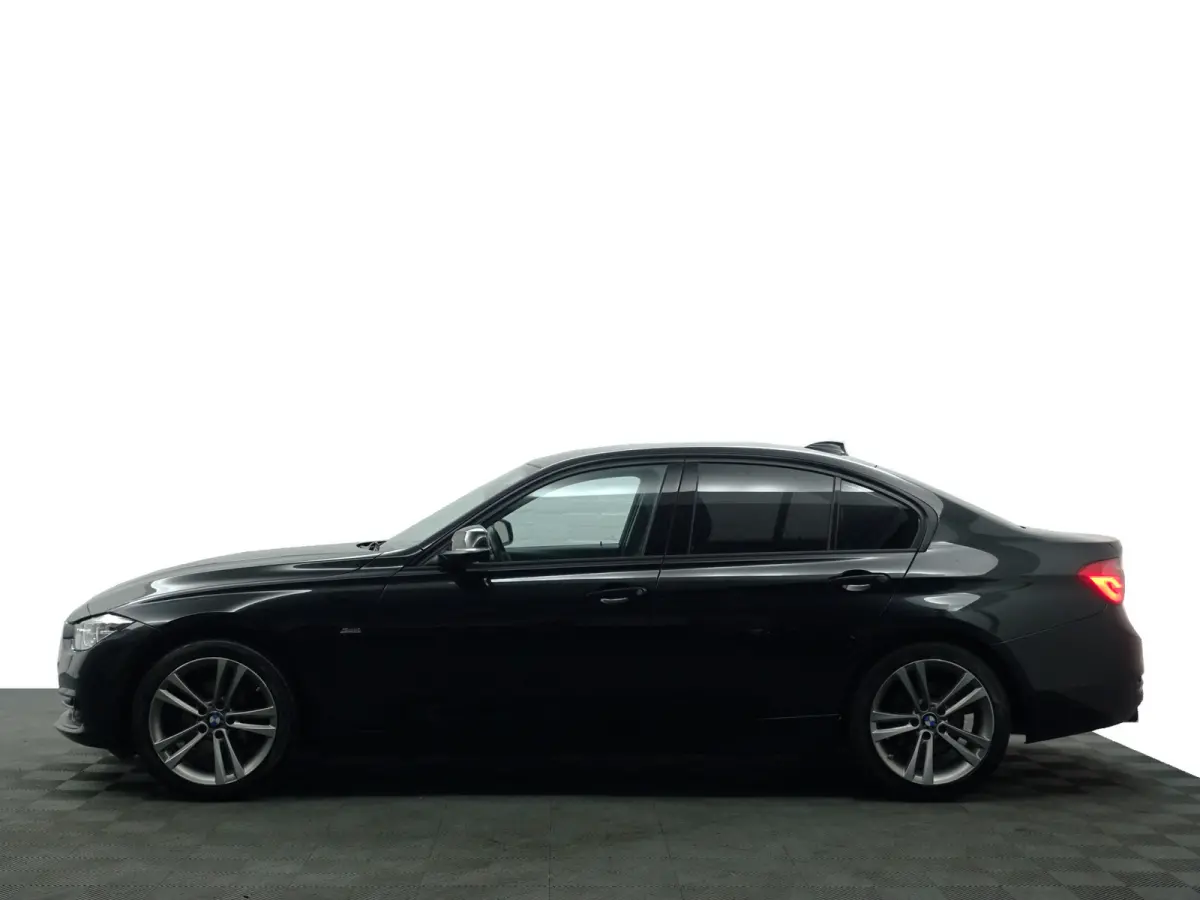 318i High Executive Aut- Xenon Led, Sport Interieur, Standkachel, Sfeerverlichting, Park Assist