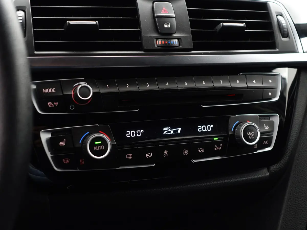 318i High Executive Aut- Xenon Led, Sport Interieur, Standkachel, Sfeerverlichting, Park Assist