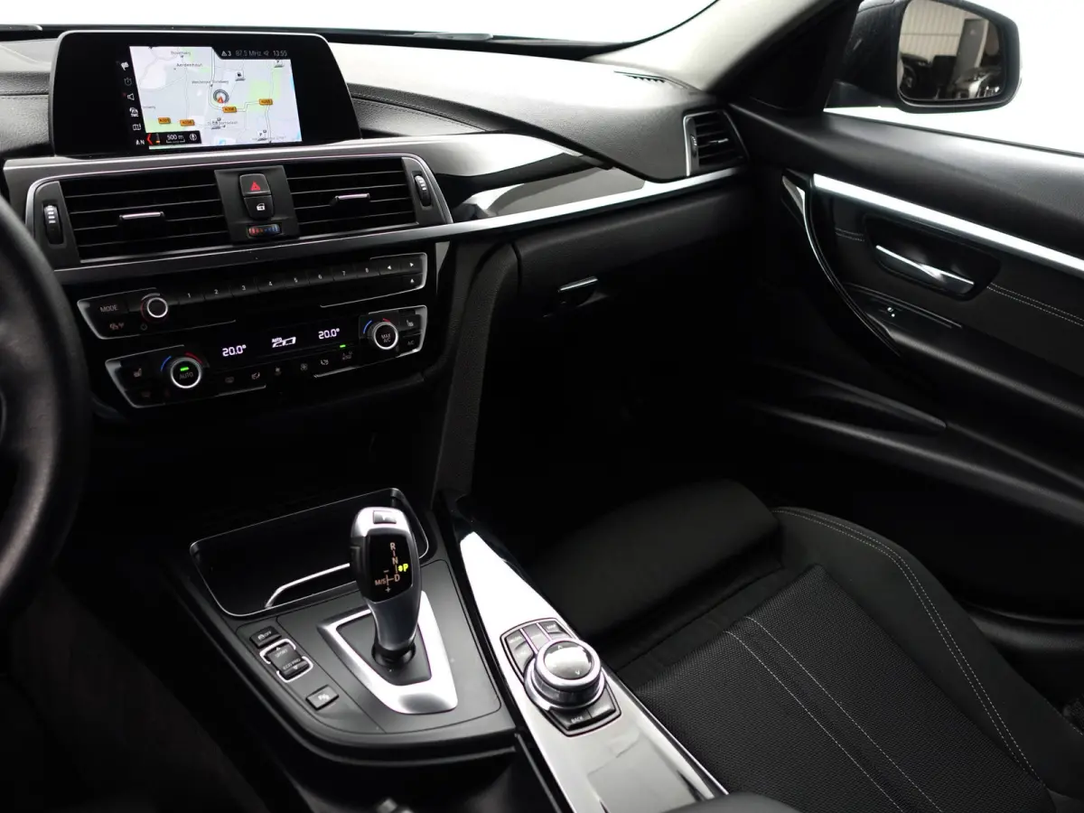318i High Executive Aut- Xenon Led, Sport Interieur, Standkachel, Sfeerverlichting, Park Assist