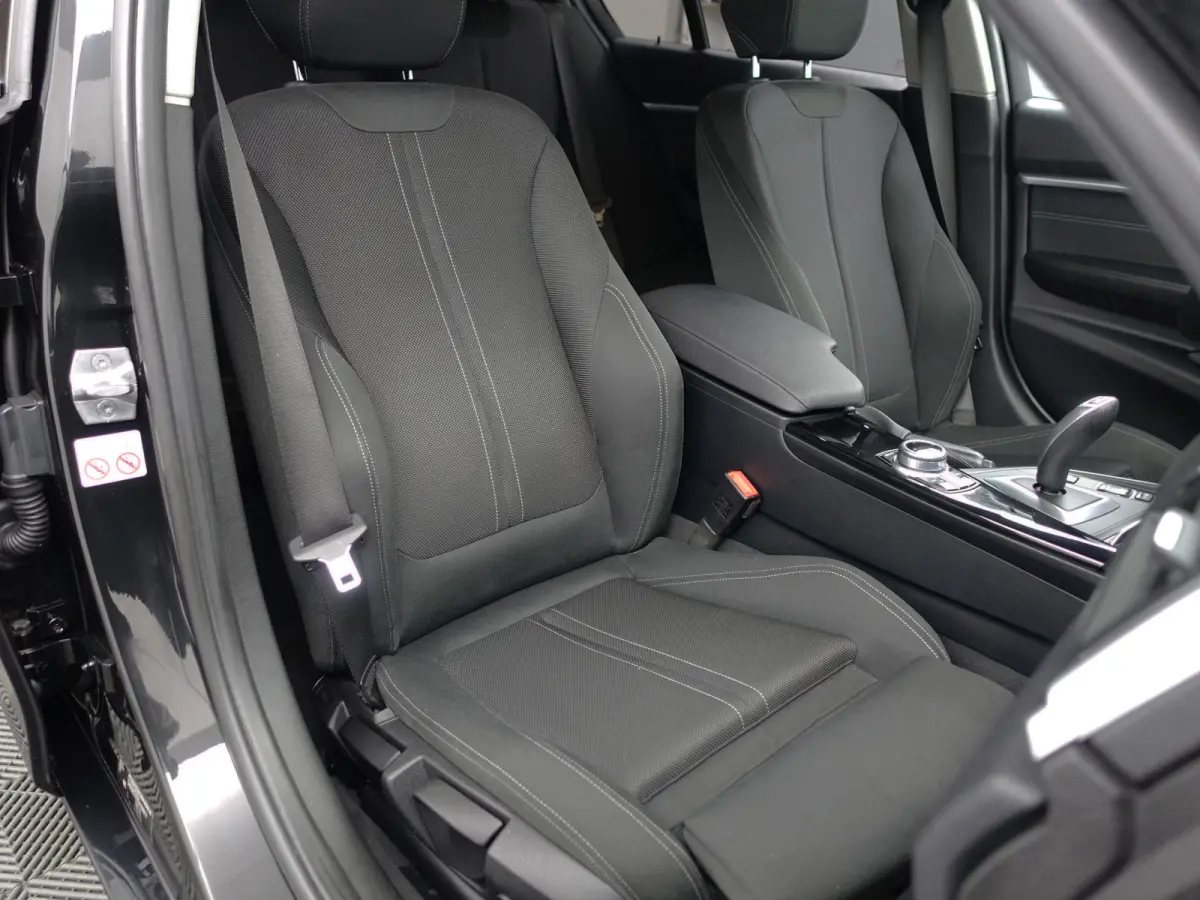 318i High Executive Aut- Xenon Led, Sport Interieur, Standkachel, Sfeerverlichting, Park Assist