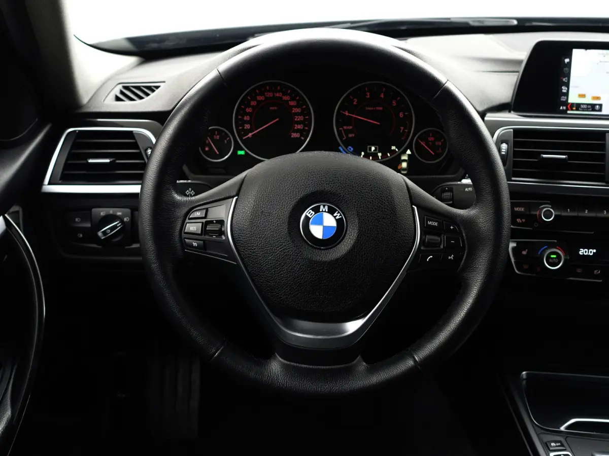 318i High Executive Aut- Xenon Led, Sport Interieur, Standkachel, Sfeerverlichting, Park Assist