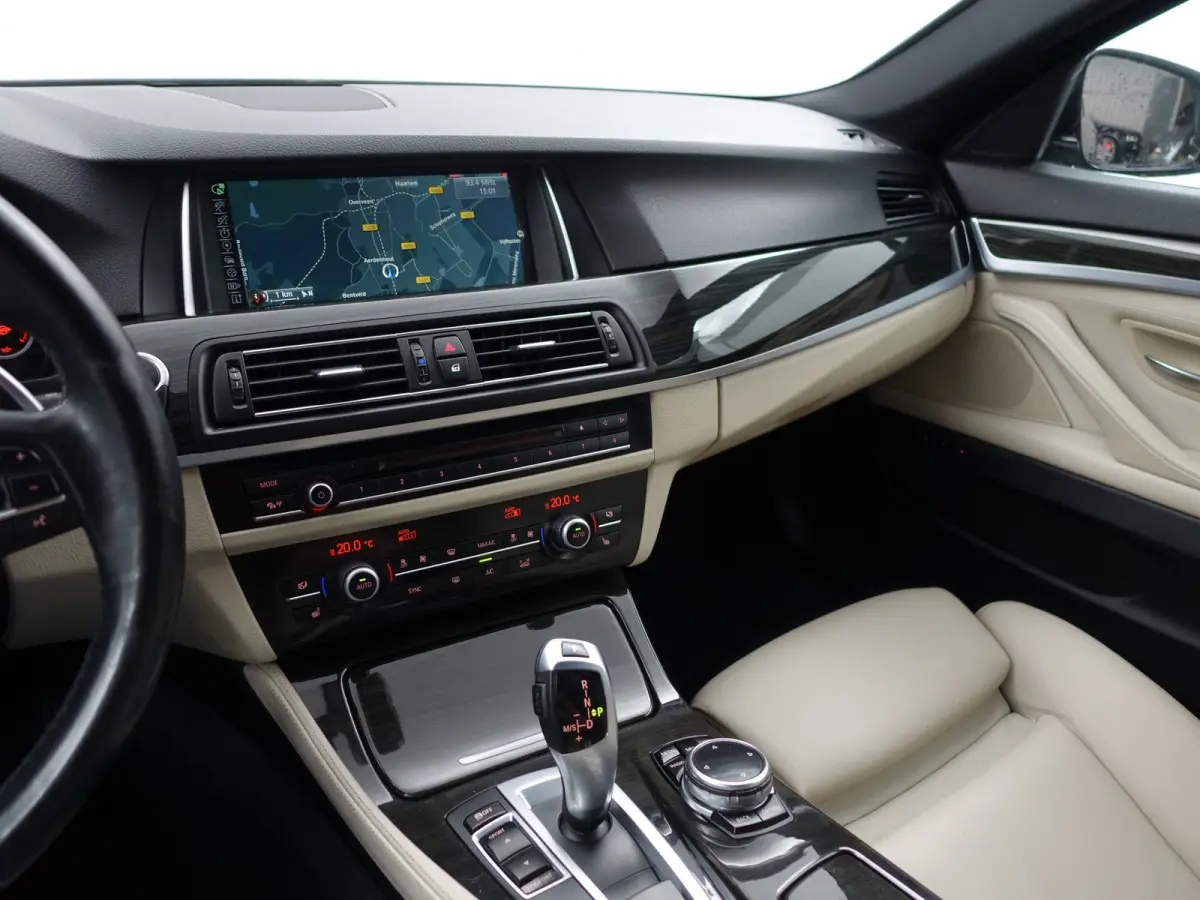 520i Luxury Edition Aut- Memory Seats, Xenon Led, Sfeerverlichting, Stoelverwarming, Dealeronderhouden