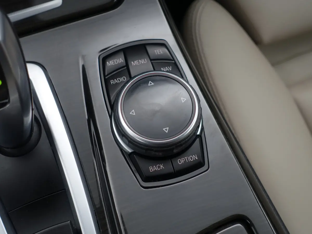 520i Luxury Edition Aut- Memory Seats, Xenon Led, Sfeerverlichting, Stoelverwarming, Dealeronderhouden