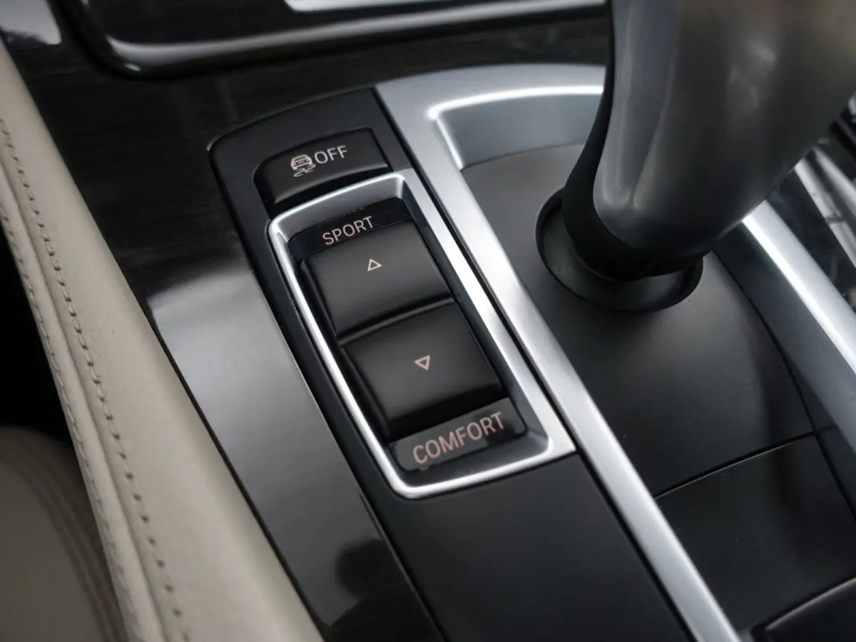 520i Luxury Edition Aut- Memory Seats, Xenon Led, Sfeerverlichting, Stoelverwarming, Dealeronderhouden