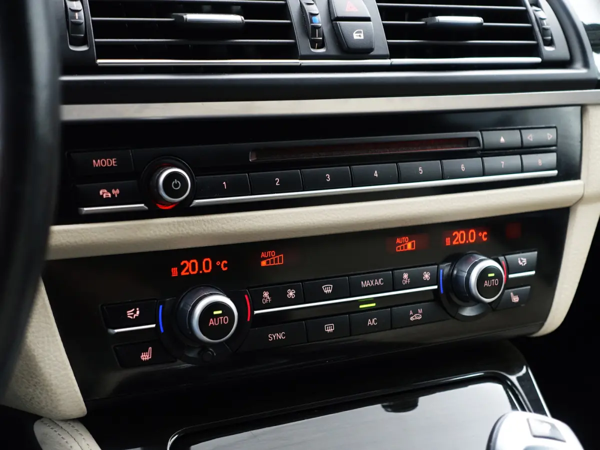 520i Luxury Edition Aut- Memory Seats, Xenon Led, Sfeerverlichting, Stoelverwarming, Dealeronderhouden