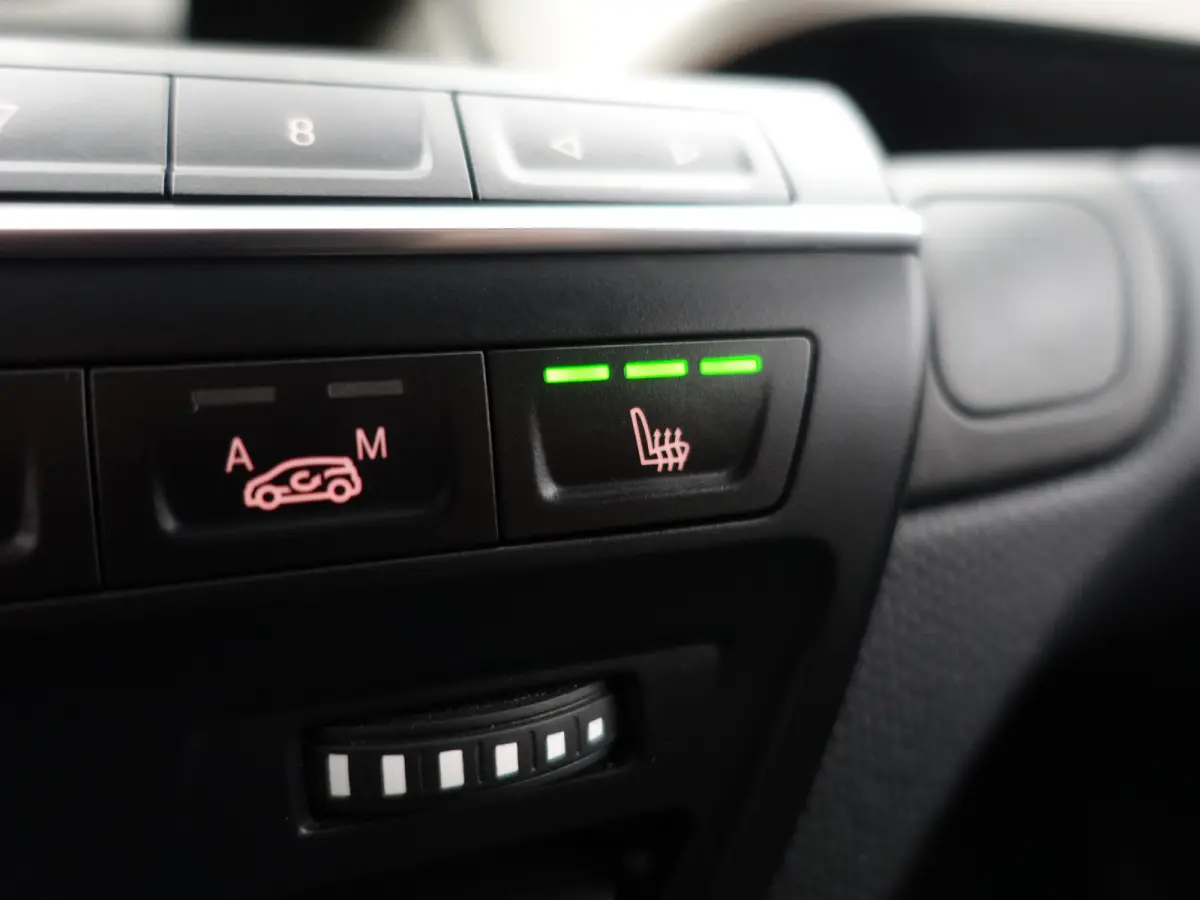 High Voltage Edition 94Ah 33 kWh- Xenon Led, Park Assist, Stoelverwarming, Navigatie, Cruise, Privacy Glass