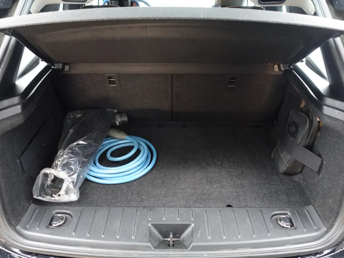 High Voltage Edition 94Ah 33 kWh- Xenon Led, Park Assist, Stoelverwarming, Navigatie, Cruise, Privacy Glass