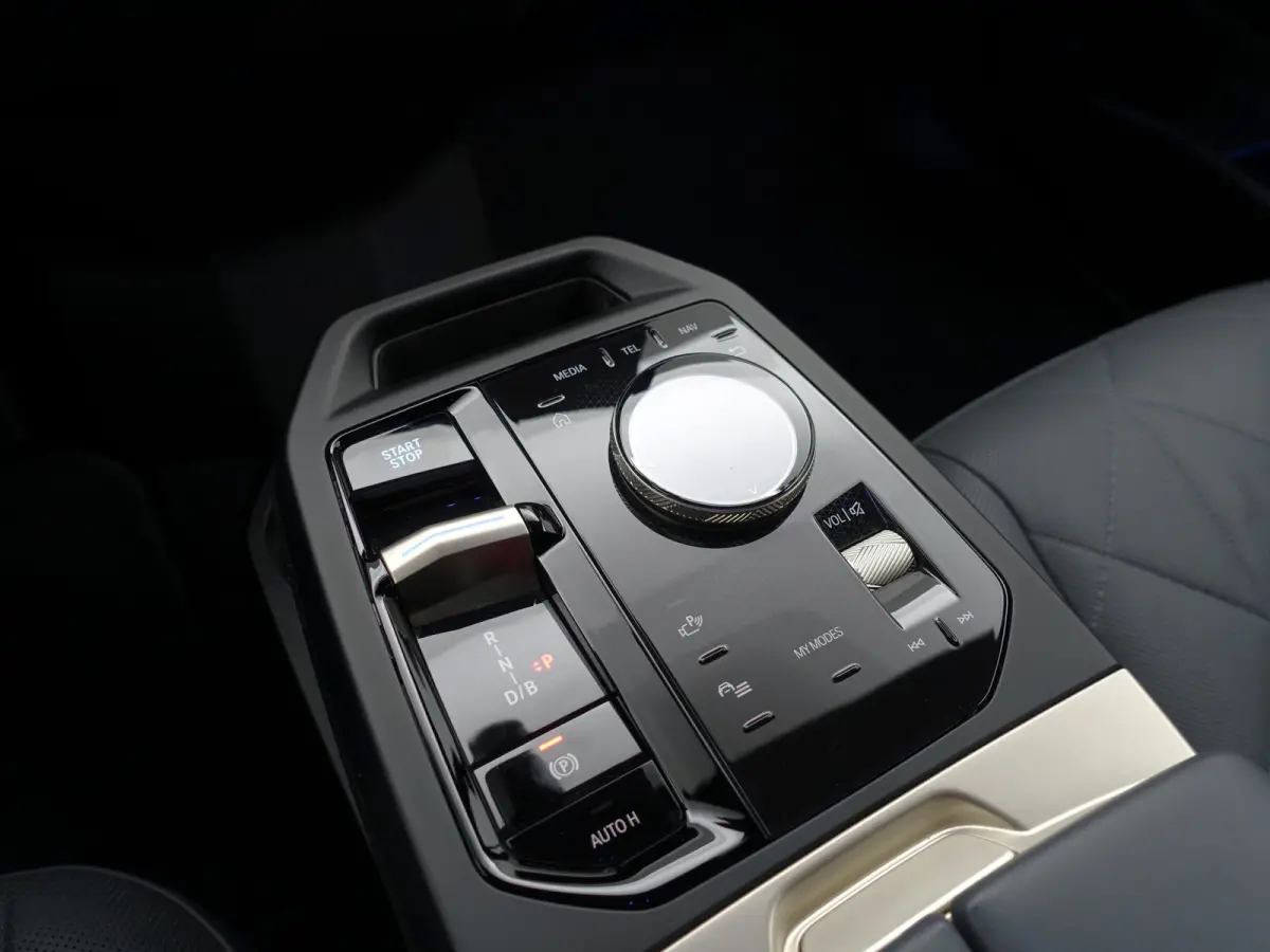 xDrive40 M Gold Edition 77 kWh- SOH 99%, Harman Kardon, Stoelmassage, Stuur/Stoelverwarming, Head Up, 360 Camera, Ada Cruise