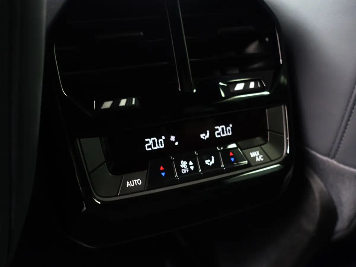 xDrive40 M Sport Plus 77 kWh- Stoelmassage, Harman Kardon, 360 Camera, Head Up, Memory Seats, Sfeerverlichting