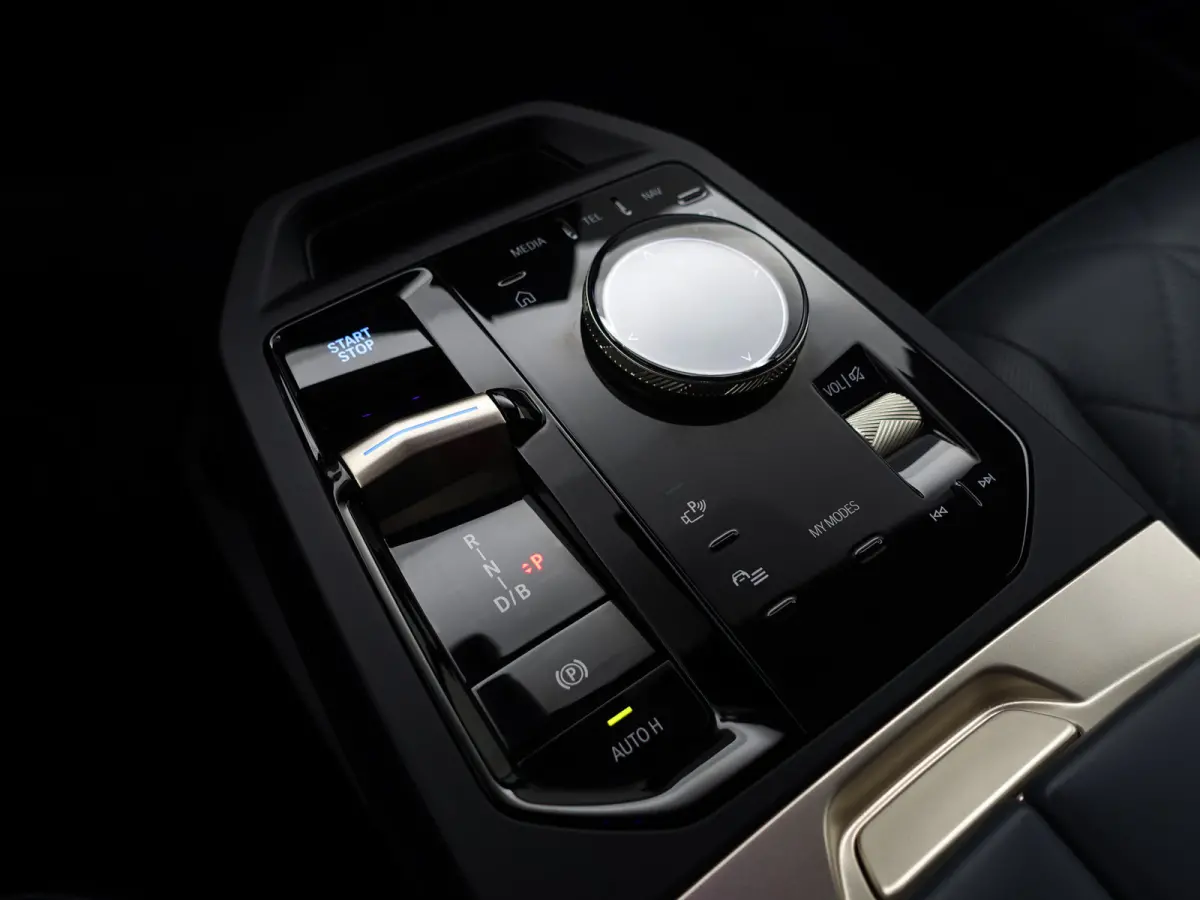 xDrive40 M Sport Plus 77 kWh- Stoelmassage, Harman Kardon, 360 Camera, Head Up, Memory Seats, Sfeerverlichting