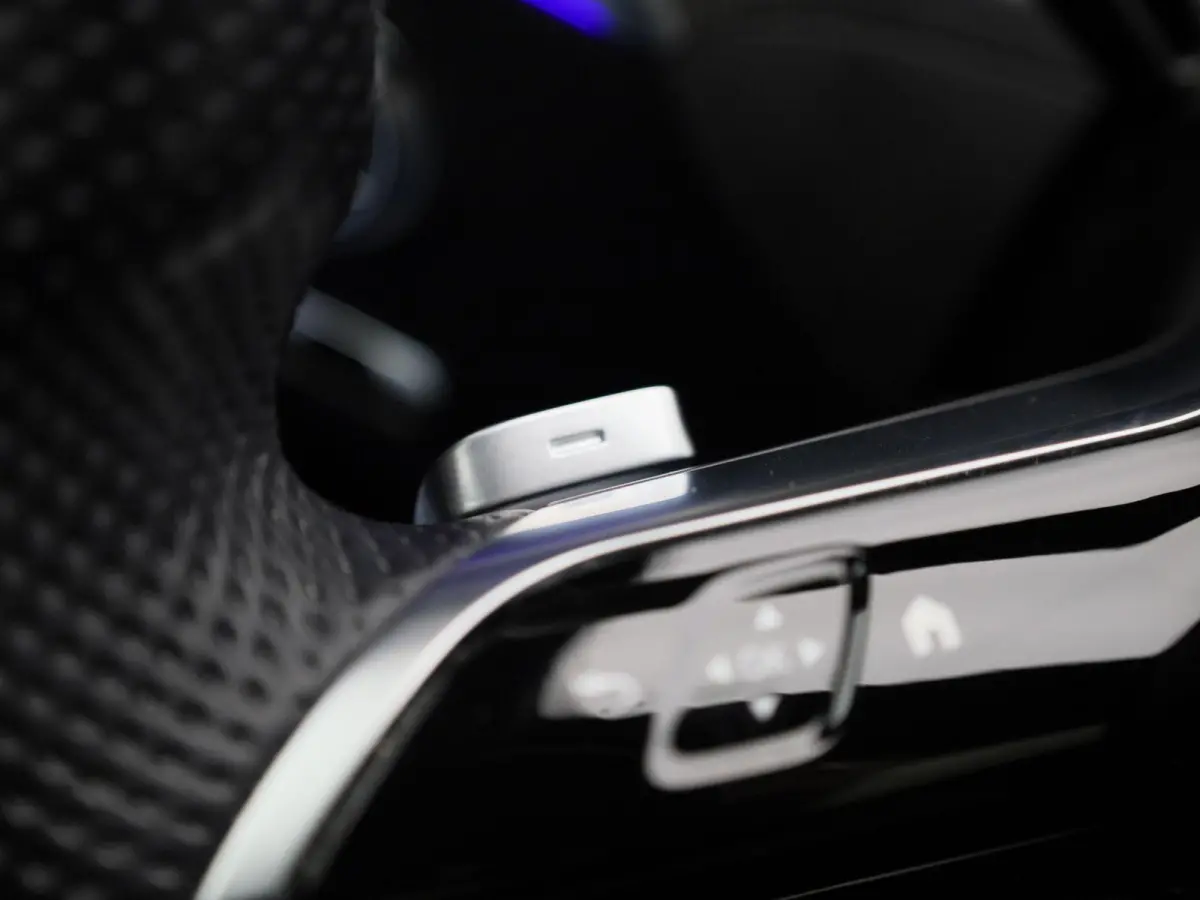 300 e AMG Line | Automaat | Apple Carplay / Android Auto | Panoramadak | Sfeerverlichting | Achteruitrijcamera | Stoelverwarming |
