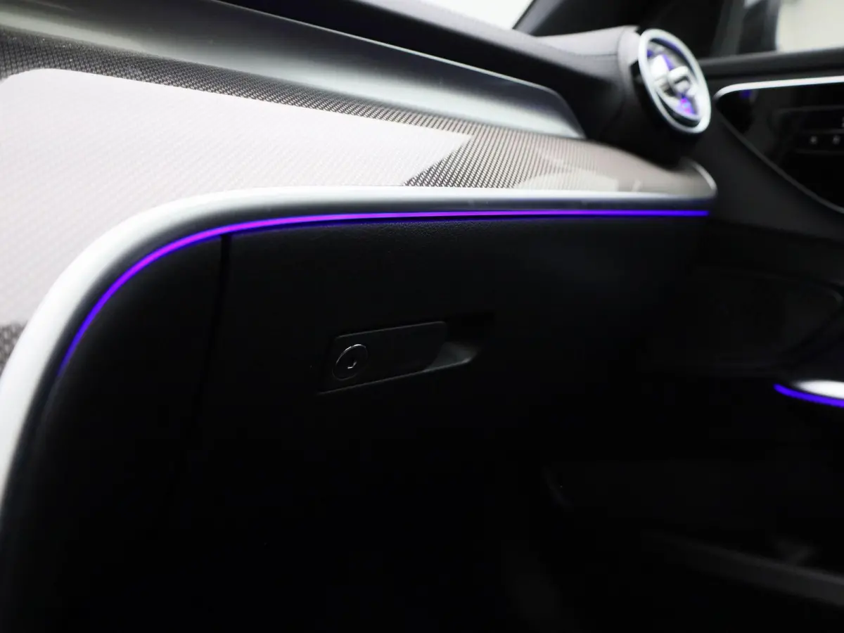 300 e AMG Line | Automaat | Apple Carplay / Android Auto | Panoramadak | Sfeerverlichting | Achteruitrijcamera | Stoelverwarming |