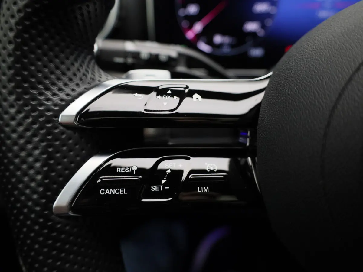 300 e AMG Line | Automaat | Apple Carplay / Android Auto | Panoramadak | Sfeerverlichting | Achteruitrijcamera | Stoelverwarming |