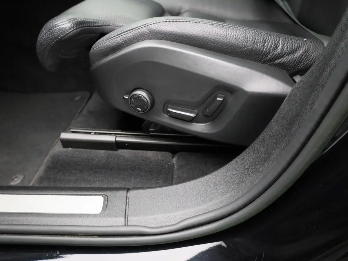 T6 PHEV AWD Plus Black Edition Aut. | PANO-SCHUIFDAK | STOEL-STUURWIELVERWARMING | HARMAN/KARDON | 360 CAMERA | LEER | STOELMEMORY