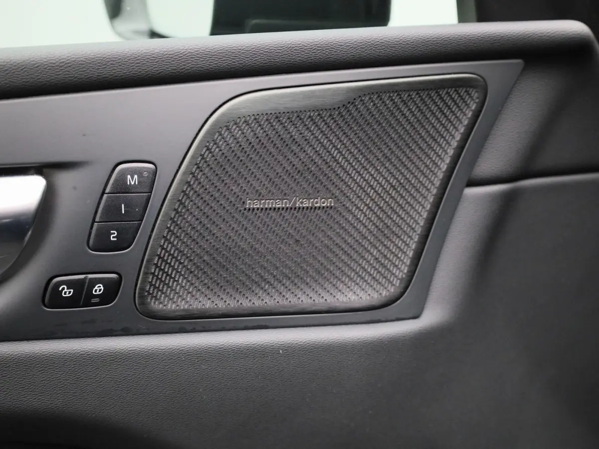T6 PHEV AWD Plus Black Edition Aut. | PANO-SCHUIFDAK | STOEL-STUURWIELVERWARMING | HARMAN/KARDON | 360 CAMERA | LEER | STOELMEMORY