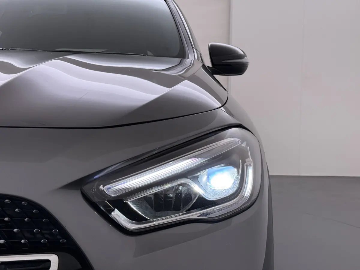 180 AMG // Camera // Elek. Achterklep // Sfeerverlichting // Night pakket // 19" AMG Velgen // LED
