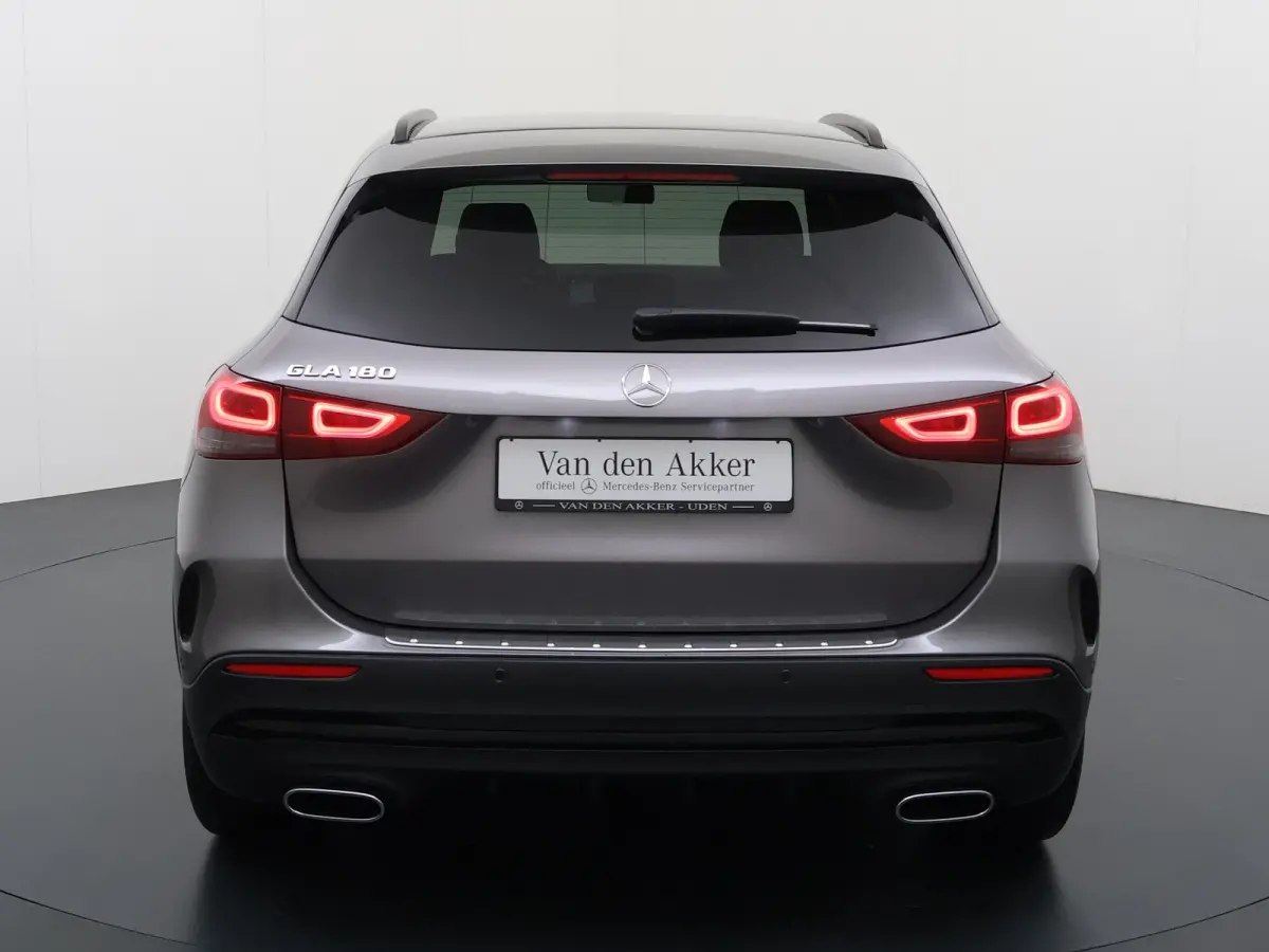 180 AMG // Camera // Elek. Achterklep // Sfeerverlichting // Night pakket // 19" AMG Velgen // LED