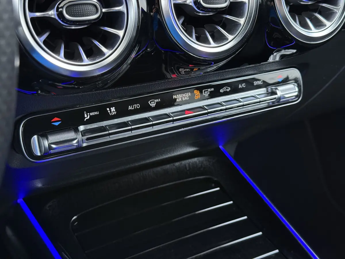 180 AMG // Camera // Elek. Achterklep // Sfeerverlichting // Night pakket // 19" AMG Velgen // LED
