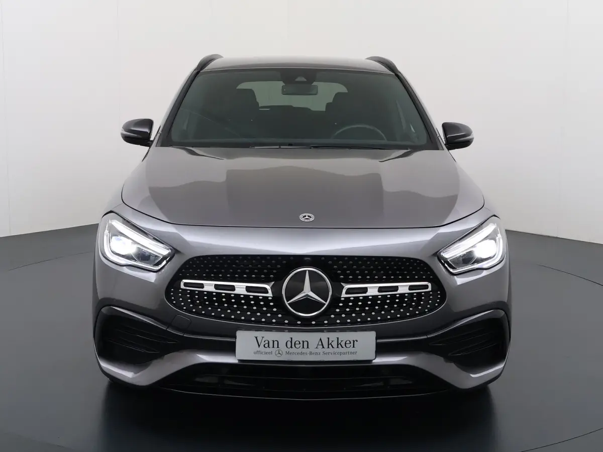 180 AMG // Camera // Elek. Achterklep // Sfeerverlichting // Night pakket // 19" AMG Velgen // LED