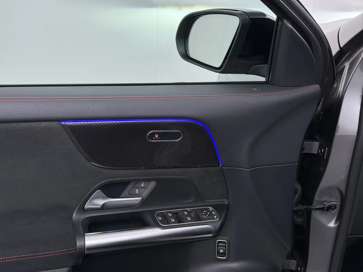 180 AMG // Camera // Elek. Achterklep // Sfeerverlichting // Night pakket // 19" AMG Velgen // LED
