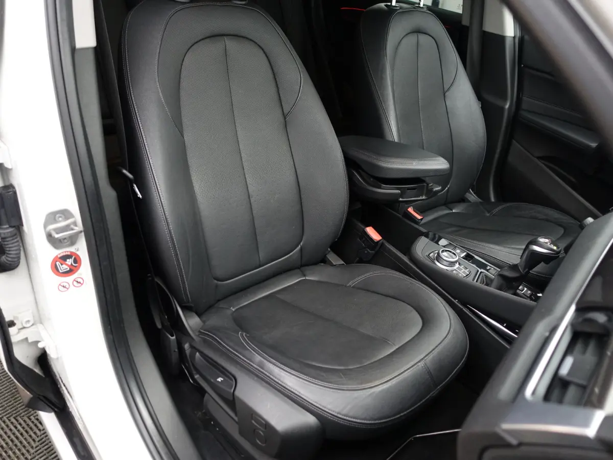 sDrive18i High Executive Aut- Leder Interieur, Stoelverwarming, Sfeerverlichting, Park Assist, Xenon Led, Privacy Glass