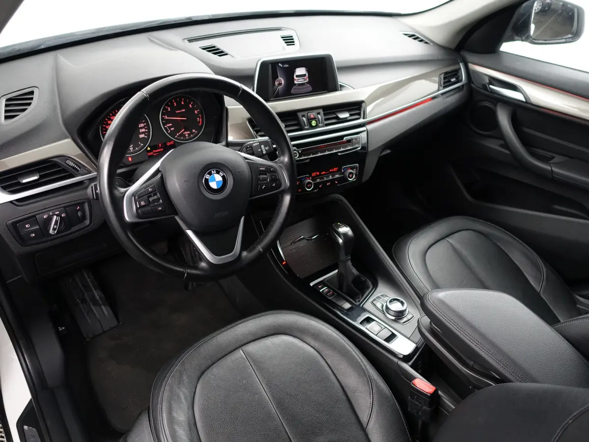 sDrive18i High Executive Aut- Leder Interieur, Stoelverwarming, Sfeerverlichting, Park Assist, Xenon Led, Privacy Glass