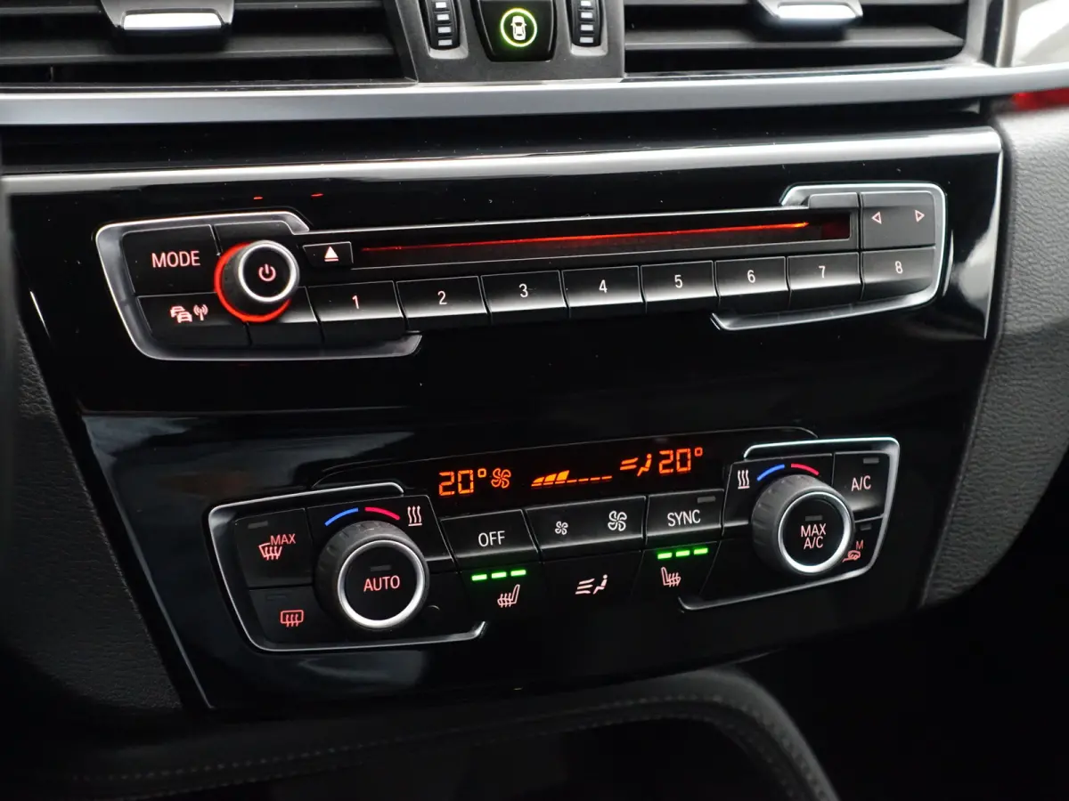 sDrive18i High Executive Aut- Leder Interieur, Stoelverwarming, Sfeerverlichting, Park Assist, Xenon Led, Privacy Glass