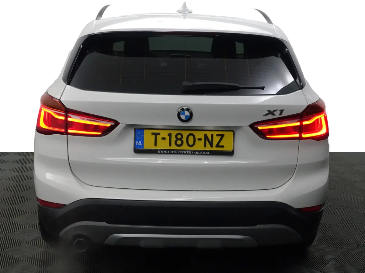 sDrive18i High Executive Aut- Leder Interieur, Stoelverwarming, Sfeerverlichting, Park Assist, Xenon Led, Privacy Glass