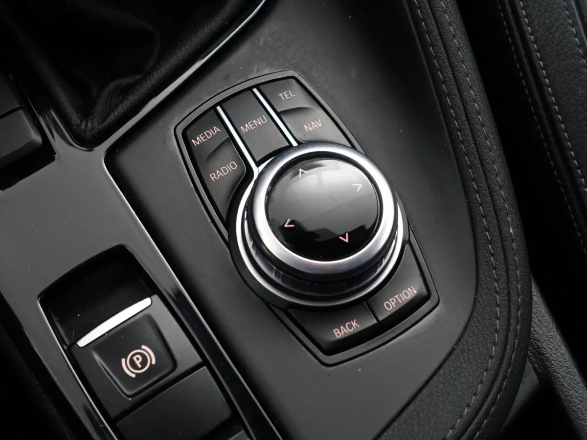 sDrive18i High Executive Aut- Leder Interieur, Stoelverwarming, Sfeerverlichting, Park Assist, Xenon Led, Privacy Glass