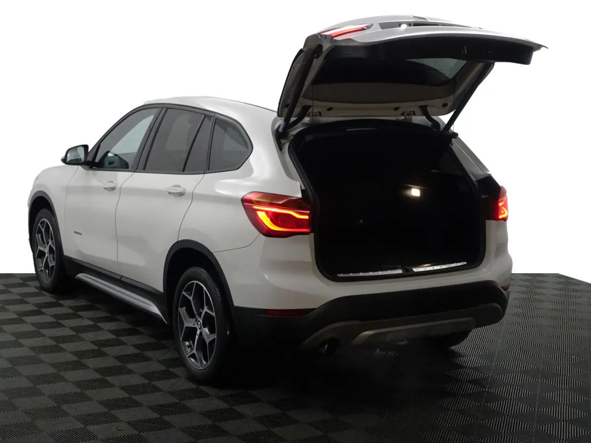 sDrive18i High Executive Aut- Leder Interieur, Stoelverwarming, Sfeerverlichting, Park Assist, Xenon Led, Privacy Glass