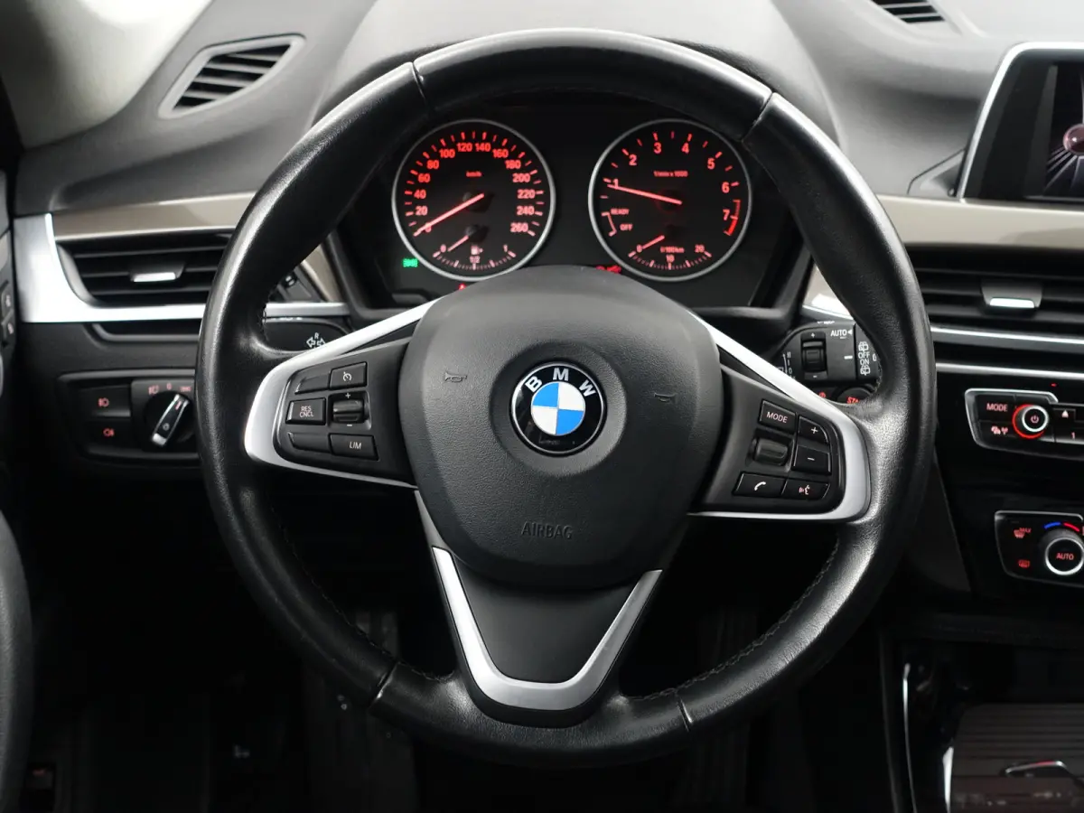 sDrive18i High Executive Aut- Leder Interieur, Stoelverwarming, Sfeerverlichting, Park Assist, Xenon Led, Privacy Glass