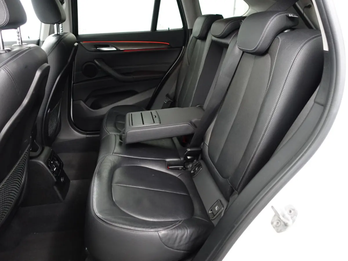 sDrive18i High Executive Aut- Leder Interieur, Stoelverwarming, Sfeerverlichting, Park Assist, Xenon Led, Privacy Glass