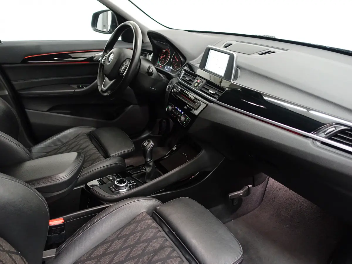 1.6D X-Line High Executive- Xenon Led, Sport leder Interieur, Camera, Dynamic Select, Sfeerverlichting