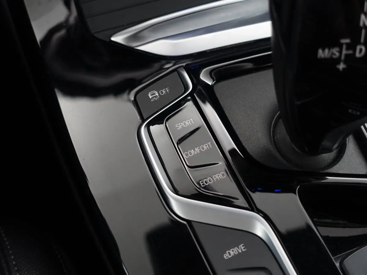 xDrive30e eDrive M Sport Shadowline Aut- Panoramadak, Sfeerverlichting, Carplay, Android Auto, Standkachel