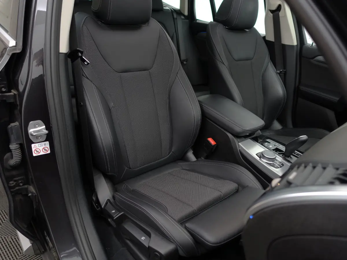 xDrive30e High Executive Aut- Panoramadak, Stuur/Stoelverwarming, Sfeerverlichting, Standkachel, Sport Interieur