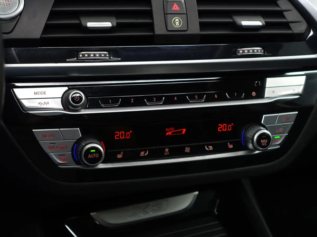 xDrive30e High Executive Aut- Panoramadak, Stuur/Stoelverwarming, Sfeerverlichting, Standkachel, Sport Interieur