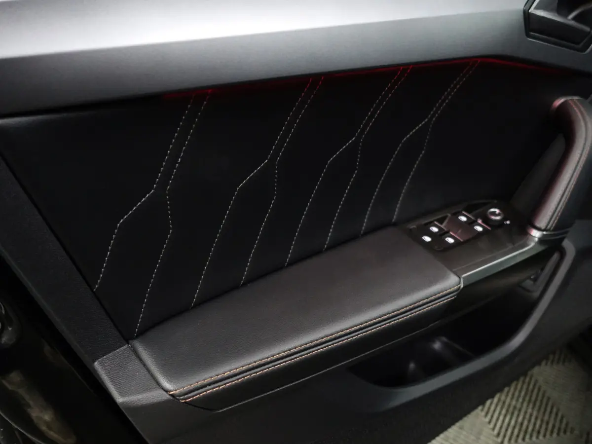1.4 e-Hybrid VZ Black Edition Aut- Panoramadak, Performance Interieur, Stuur/Stoelverwarming, Memory Seats, Dynamic Select+