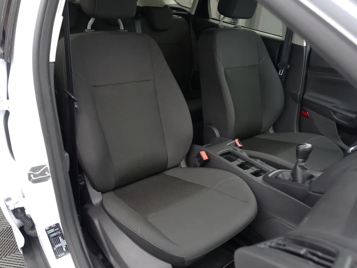 1.0 Trend- 60dkm, Privacy Glass, Clima, Comfort Interieur, Dealer onderhouden, MF Stuur
