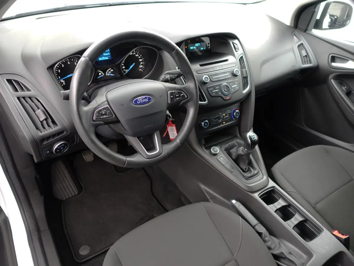 1.0 Trend- 60dkm, Privacy Glass, Clima, Comfort Interieur, Dealer onderhouden, MF Stuur
