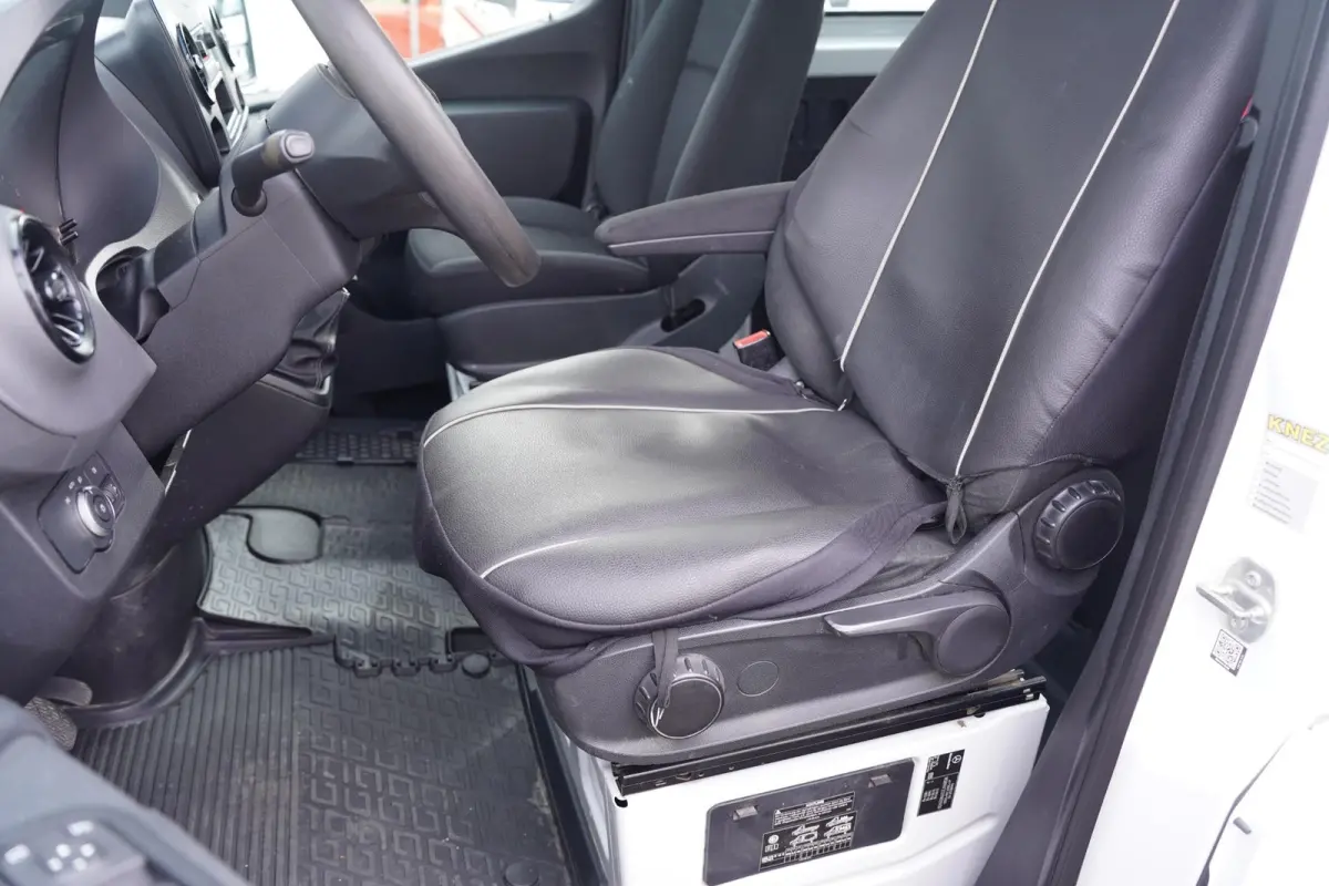 211 CDI Dubbel Cabine 6-Zits Pickup Open Laadbak Airco, Trekhaak, LxBxH 270x203x80 cm, 6-Zits