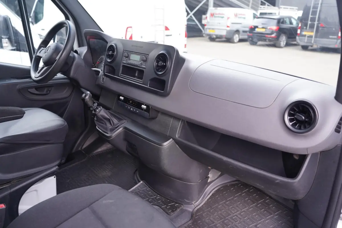 211 CDI Dubbel Cabine 6-Zits Pickup Open Laadbak Airco, Trekhaak, LxBxH 270x203x80 cm, 6-Zits