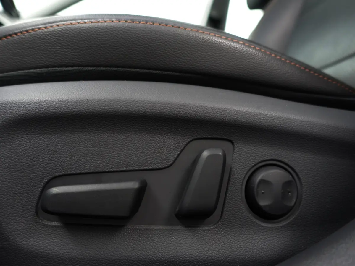 Premium+ EV Aut- SOH 99%, Schuifdak, Stoelventilatie, Stuur/Stoelverwarming, Infinity Audio, Lane Assist, Memory