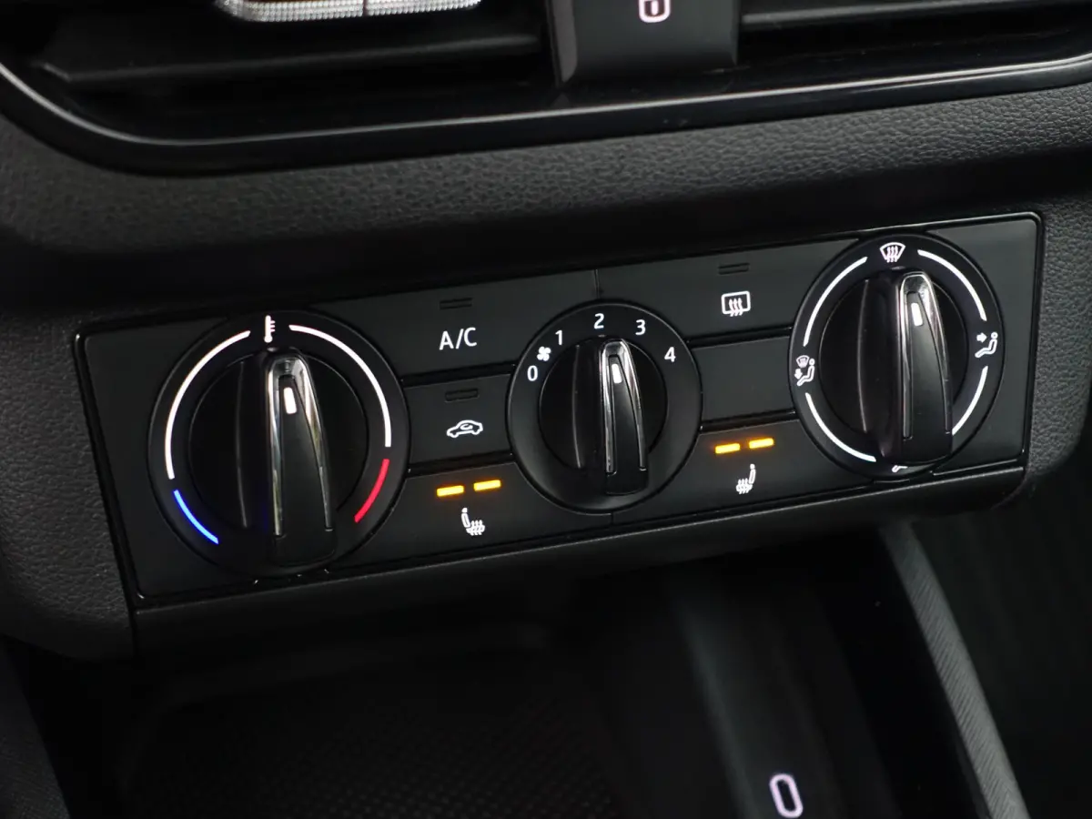 1.0 TSI Sport Business Aut- Carplay, Android Auto, Stoelverwarming, Keyless, Park Assist, Lane Assist