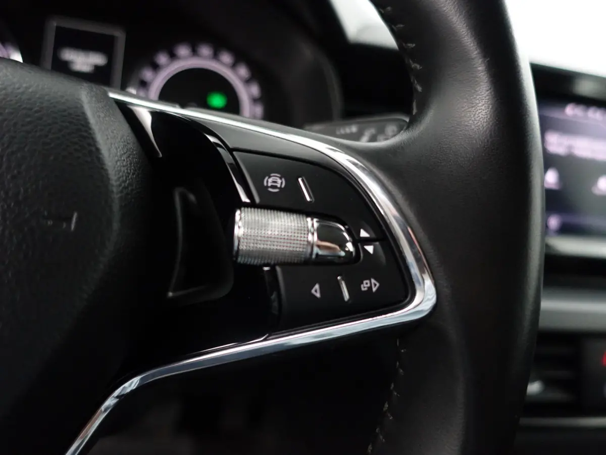 1.0 TSI Sport Business Aut- Carplay, Android Auto, Xenon Led, Keyless, Stoelverwarming, Lane Assist